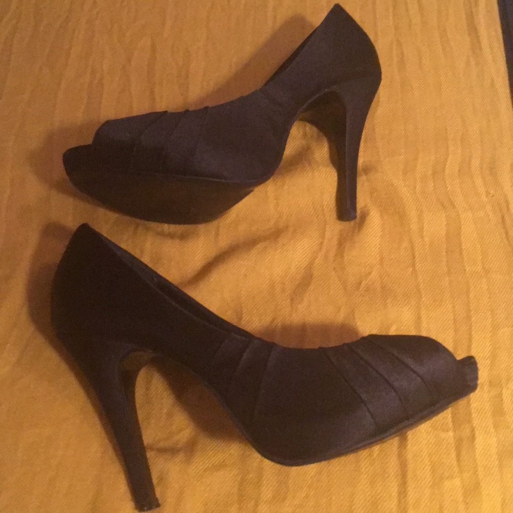 EUC Lili Townsend open toe satin heels